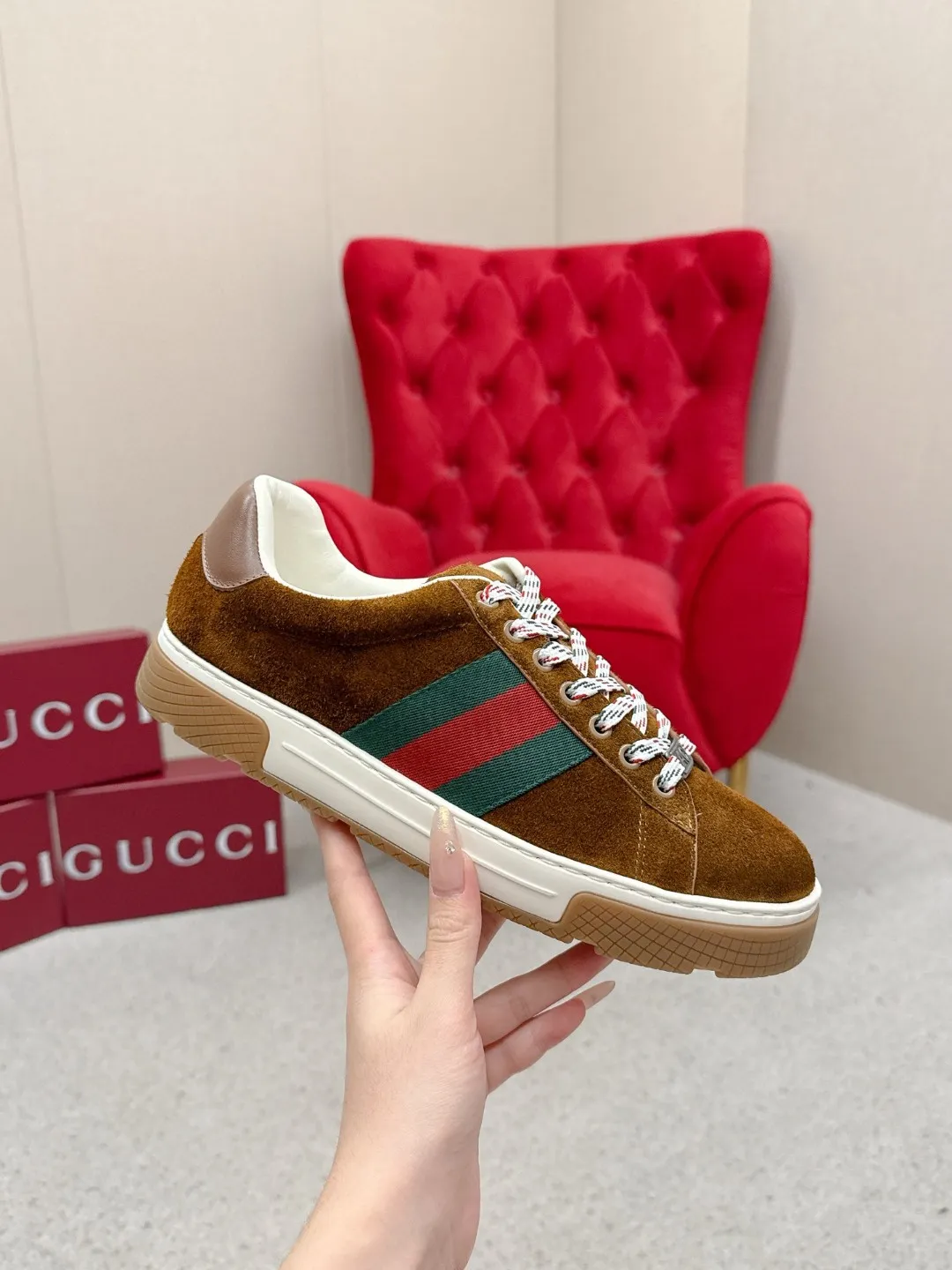 Factory price: 460💰Gucci Gucci's latest ACE series casual sports shoes, the same style as all the stars, classic brown canvas + leather stitching, the red and green stripes on the side are very recognizable. Perfect shoe last, perfect for daily casual wear, super beautiful and comfortable on the feet, a must-have for fashionistas 💯 ☑️Material: Original customized imported first-layer cowhide ☑️Inner lining: Customized imported cowhide ☑️Outsole: Original molded non-slip TPU sole ☑️Sole thickness: 2.5cm ☑️Size: Men's 38-44, customized 45